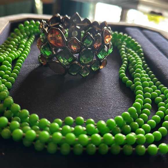 NWOT Gorgeous Parrot green long bead necklaces (4) accompanied with bracelet - Picture 6 of 12